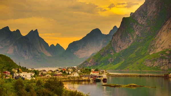 Fjord a hory krajina. Lofoten ostrovy Norska — Stock fotografie