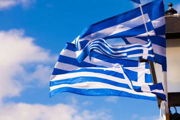Bandeiras gregas acenando ao ar livre — Fotografia de Stock