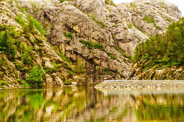 Krajobraz droga i fiord w Norwegii — Zdjęcie stockowe