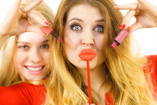 İki kadın ve dudak ürünü — Stok fotoğraf