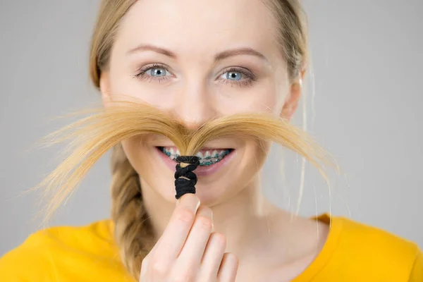Mujer haciendo bigote con cabello rubio — Foto de Stock