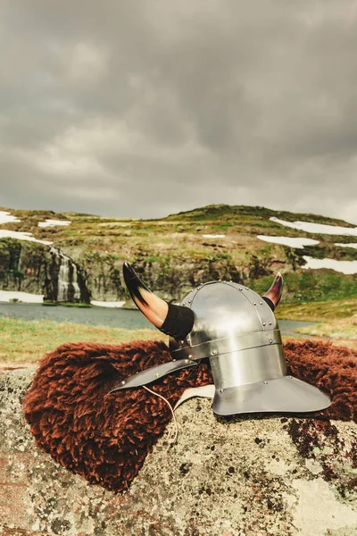 Capacete Viking na margem do lago, Noruega — Fotografia de Stock