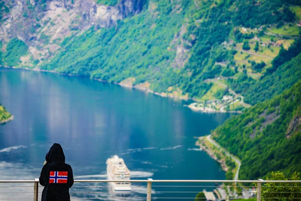 Turista oltre fiordo indossa abbigliamento bandiera norvegese — Foto Stock