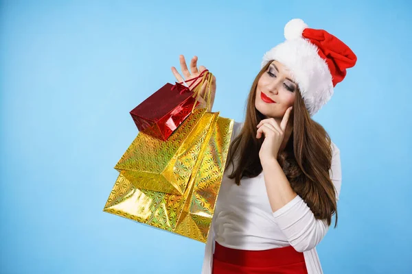 Gelukkige kerstvrouw ontvangen geschenken — Stockfoto