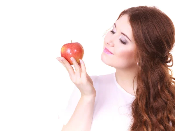 Mulher segurando fruta de maçã perto do rosto — Fotografia de Stock