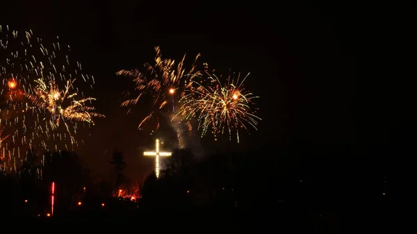 Fogos de artifício coloridos na noite de férias — Fotografia de Stock