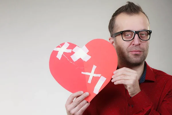 Triste hombre adulto sosteniendo el corazón roto —  Fotos de Stock