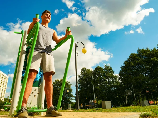 Hombre haciendo ejercicios en el gimnasio al aire libre — Foto de Stock