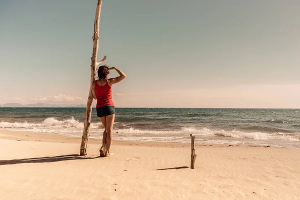 Donna turistica sulla spiaggia godendo di vacanza — Foto Stock