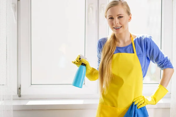 Vrouw schoonmaken raam thuis — Stockfoto