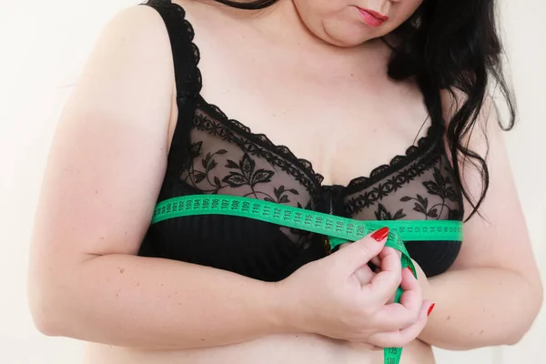 Mulher medindo seu peito seios busto tamanho — Fotografia de Stock