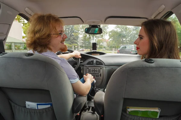 Man en vrouw in auto — Stockfoto