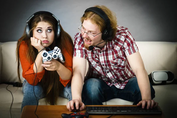 Pc giocatore uomo e donna con pad gioco — Foto Stock