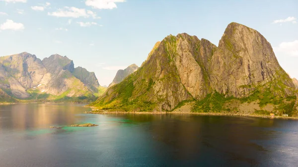 Fiordo e montagne paesaggio. Isole Lofoten Norvegia — Foto Stock