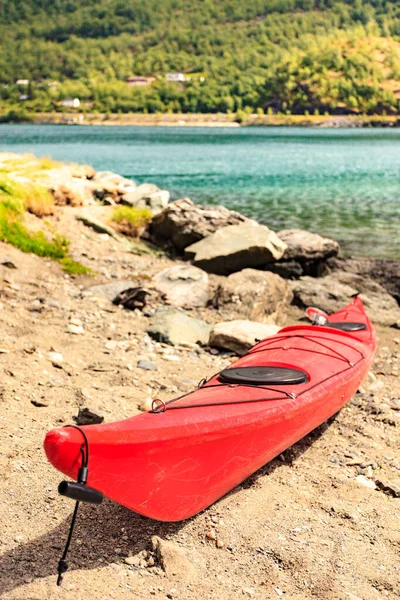 Kayak sulla riva del fiordo, Flam, Norvegia — Foto Stock