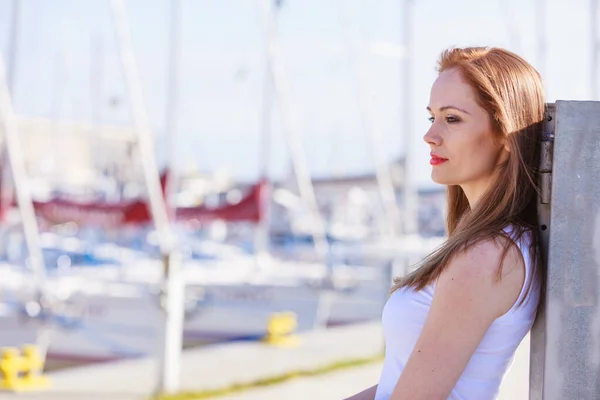 Sad woman walking outdoor — Stock Photo, Image