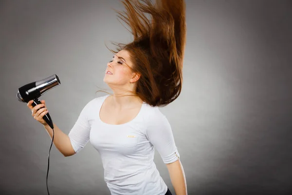 Mujer secándose el cabello usando secador de pelo —  Fotos de Stock