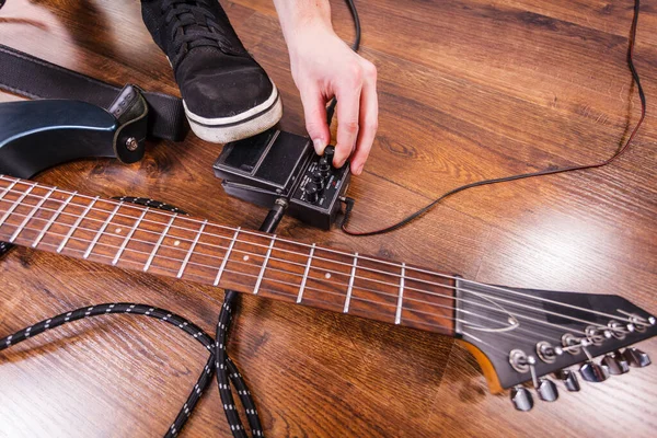 Man gitaar apparatuur instellen — Stockfoto