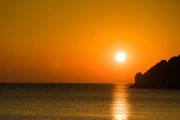 Puesta o salida del sol sobre la superficie del mar — Foto de Stock