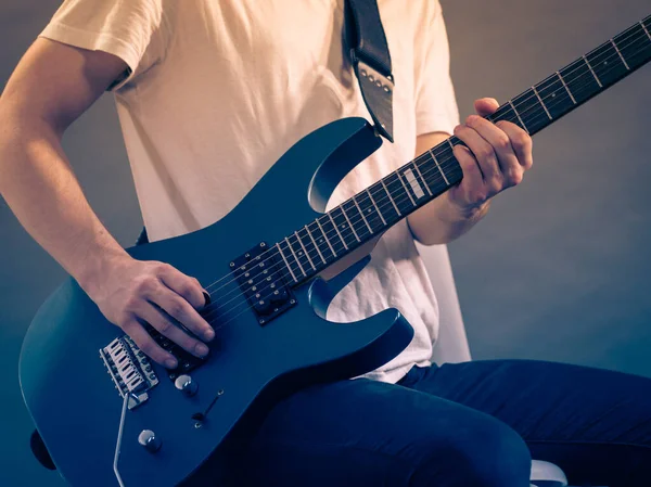 男性の手がエレキギターを弾き — ストック写真