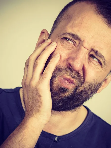 Uomo con dolore ai denti — Foto Stock