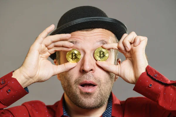 Człowiek o bitcoin w oko — Zdjęcie stockowe
