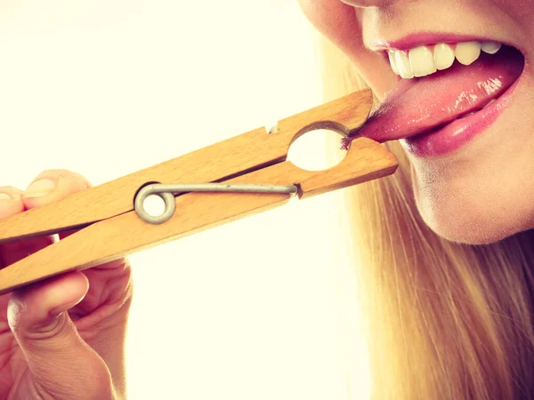 Blondýnka s jazykem v clothespin — Stock fotografie