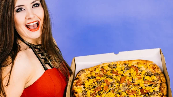 Frau hält große Pizza in Schachtel — Stockfoto