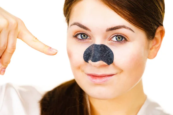 Žena na nose s porémi proužky — Stock fotografie