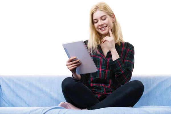 Mujer joven usando tableta —  Fotos de Stock