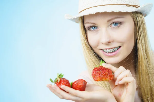 Mujer joven con fresas frescas — Foto de Stock
