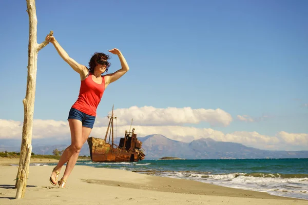 Turistické žena na pláži dovolenou se těší — Stock fotografie