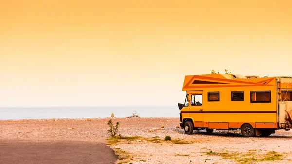 Voiture camping-car sur la plage. Voyages — Photo