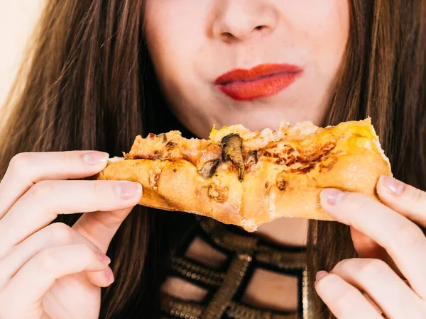 Woman eating hot pizza slice — Stock Photo, Image