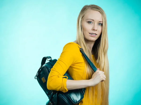 Chica adolescente con mochila escolar — Foto de Stock