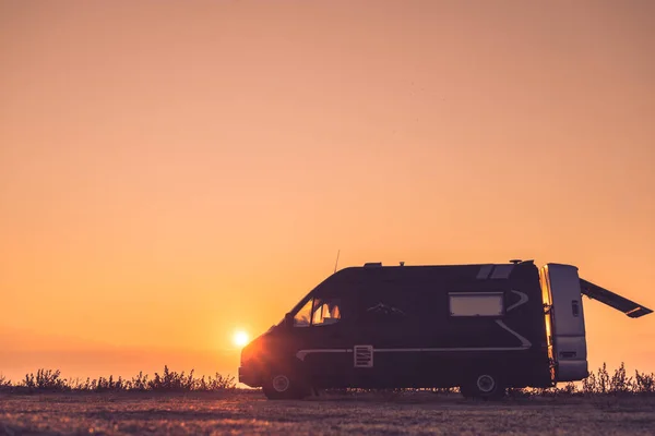 Gündoğumu içinde doğada Camper araba — Stok fotoğraf