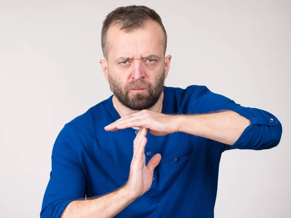 Człowiek pokazując gest zatrzymania czasu — Zdjęcie stockowe