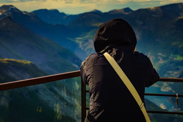 Tourist on Dalsnibba platform, Noorwegen — Stockfoto