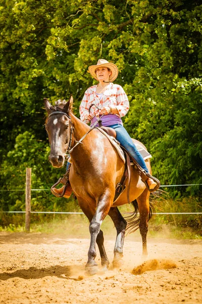 Cowgirl gör häst ridning på landsbygden äng — Stockfoto