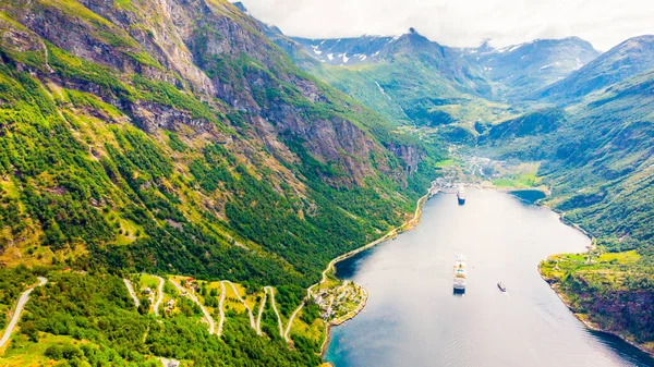 Fiorde Geirangerfjord com barco de balsa, Noruega . — Fotografia de Stock