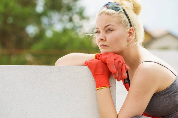 Woman taking break on construction site — Stock Photo, Image