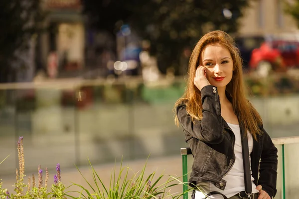 Fashionabla kvinna med telefon utomhus — Stockfoto