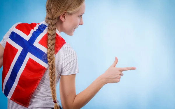 Menina com bandeira norwegian — Fotografia de Stock