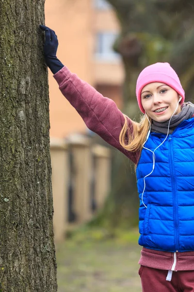 Femme portant des vêtements de sport chauds relaxant après l'exercice — Photo