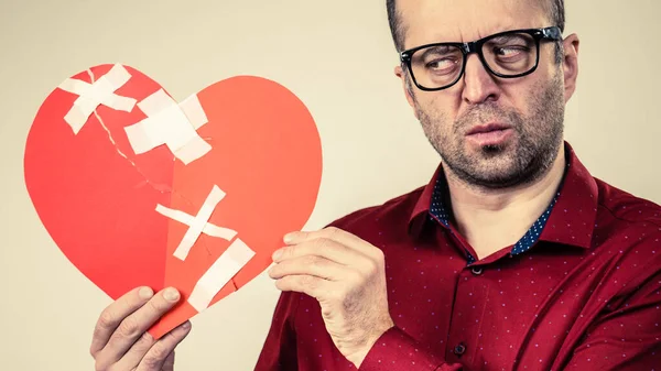 Denkender erwachsener Mann mit gebrochenem Herzen — Stockfoto