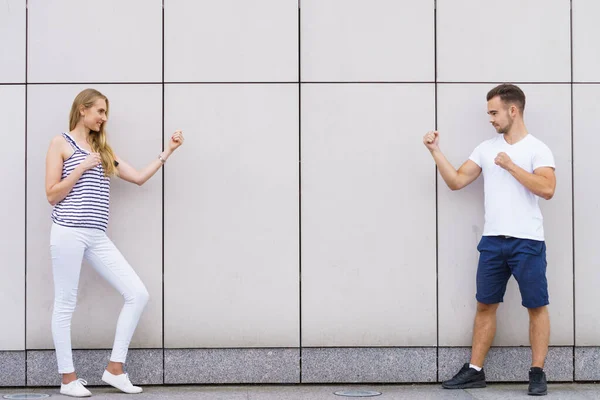 Pareja divertida apretando puños, luchando —  Fotos de Stock