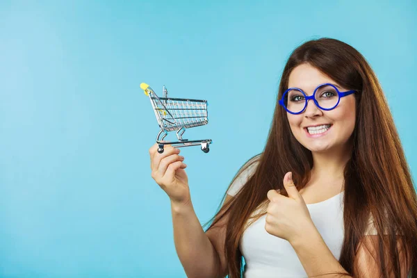 Vrouw bedrijf winkelwagen — Stockfoto