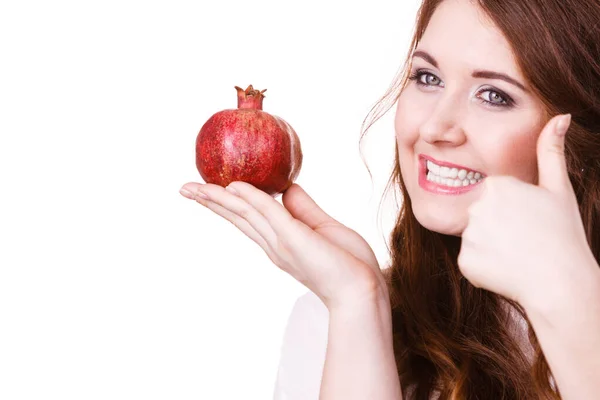 Mulher alegre detém frutas romã, isolado — Fotografia de Stock