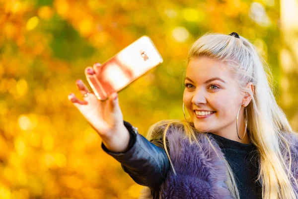 Mode flicka ta selfie foto i höstparken — Stockfoto