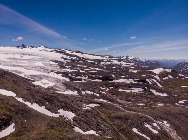 Berg med snö och glaciärer. Road Sognefjellet, Norge — Stockfoto